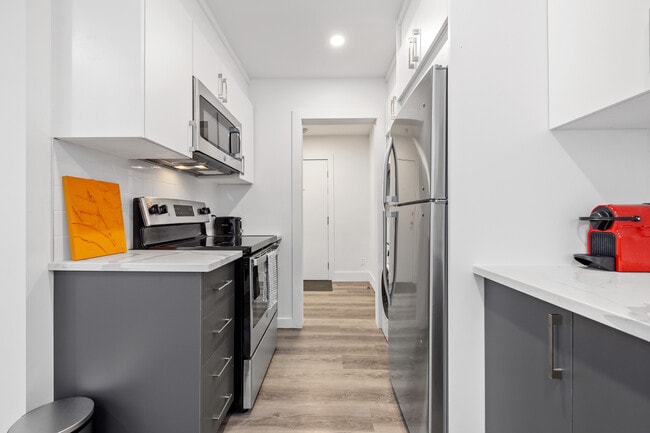 Building Photo - 2015 Av Elmhurst