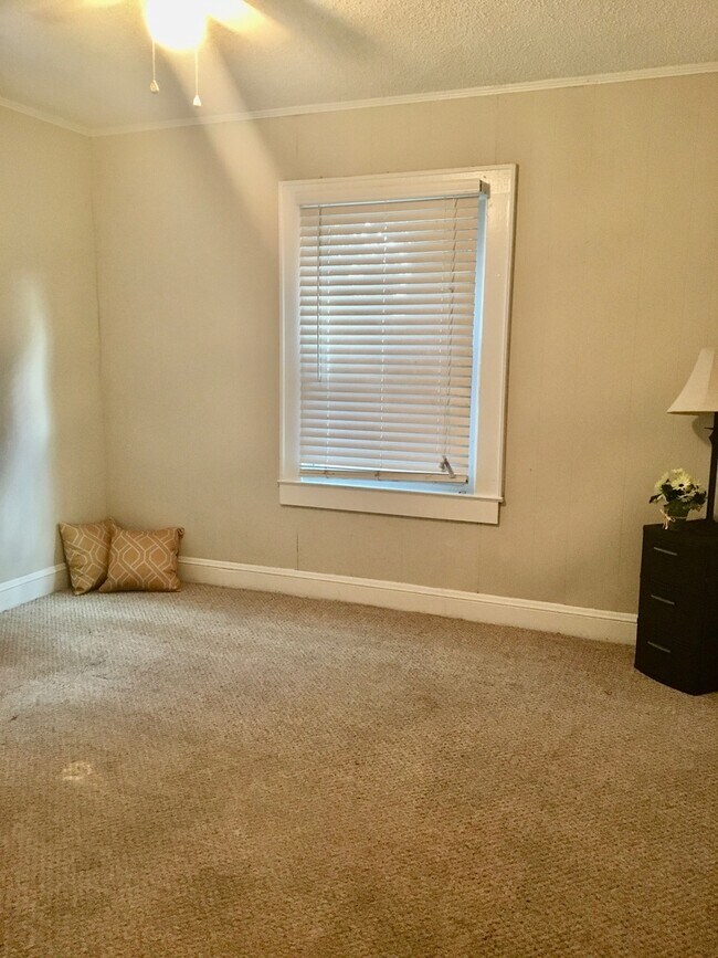 Foto del edificio - SPACIOUS 2 BED HOUSE!  If there was a picture of QUAINT in the dictionary, this house would be it.