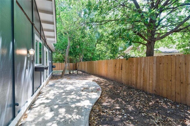 Building Photo - 2201 Deadwood Dr
