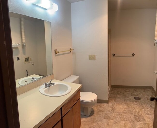 Building Photo - 1122