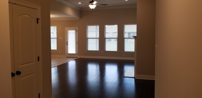Building Photo - 112 Melanie Rose Dr