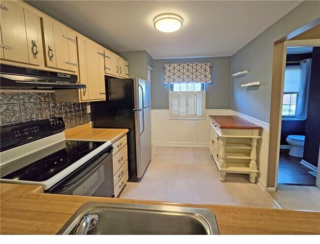 Foto del edificio - 711 Newton Square Dr