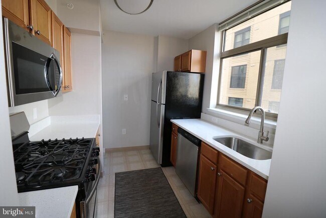 Foto del edificio - 7111 Woodmont Ave