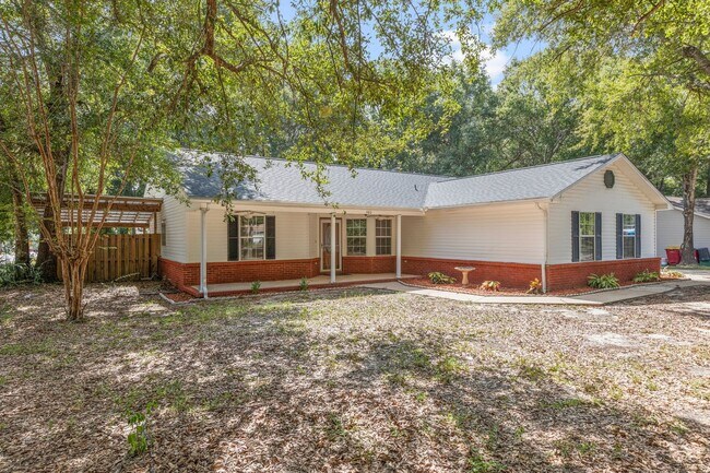 Building Photo - 4 Bedroom Corner Lot Home  With Tons of Sp...