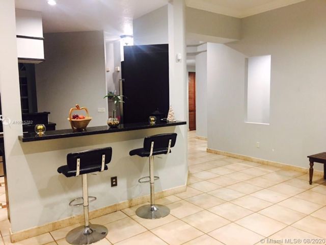 Foto del edificio - 714 SE 3rd Ct