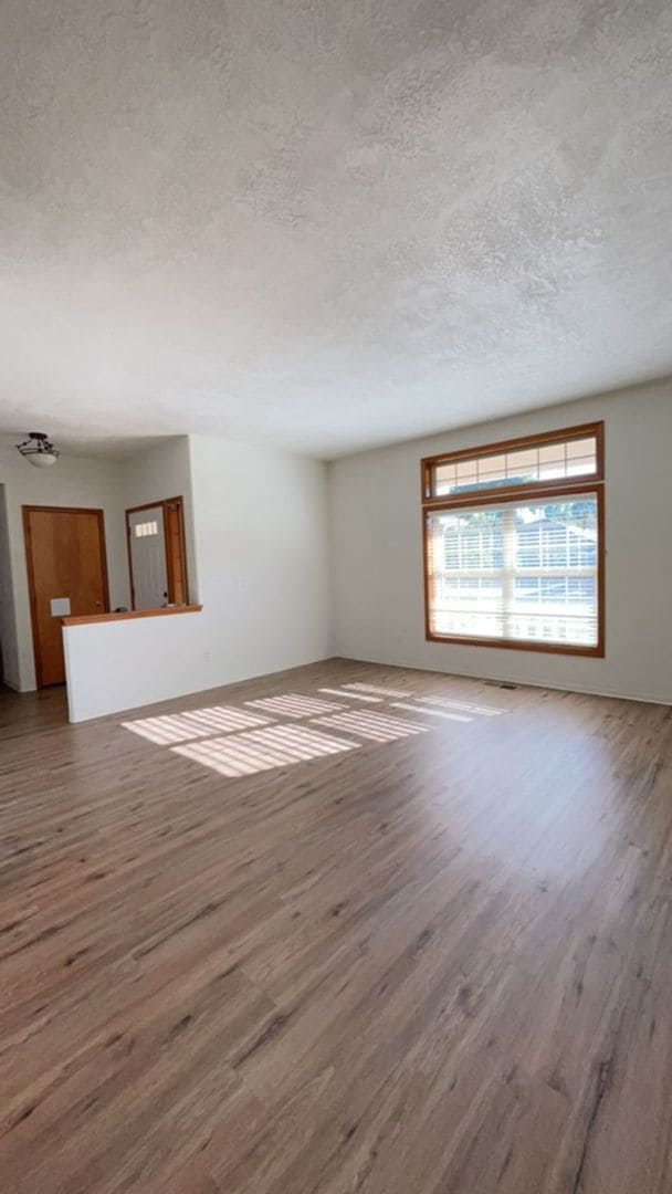 Building Photo - 3 Bedroom 2 Bath Single Family Home with F...