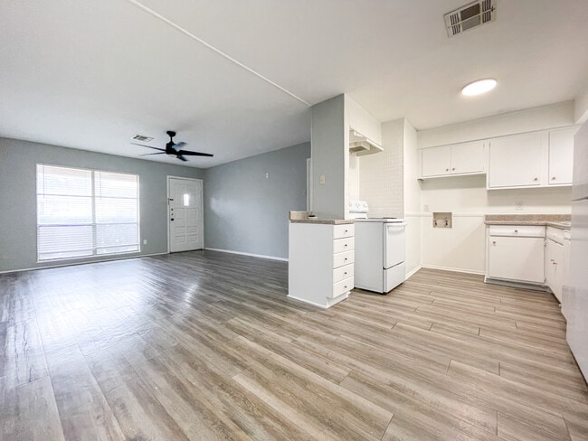 Building Photo - 1118 La Porte Dr