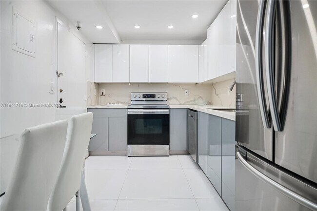 Building Photo - 9511 Collins Ave