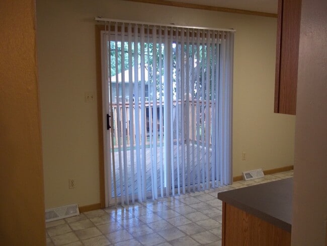 Building Photo - Cute 3 bedroom 2 bath home with fenced yard