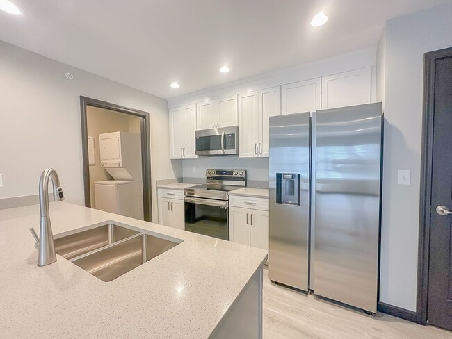 Building Photo - 2 Bed, 2 Bath PREMIUM Apartment in PRIME location!