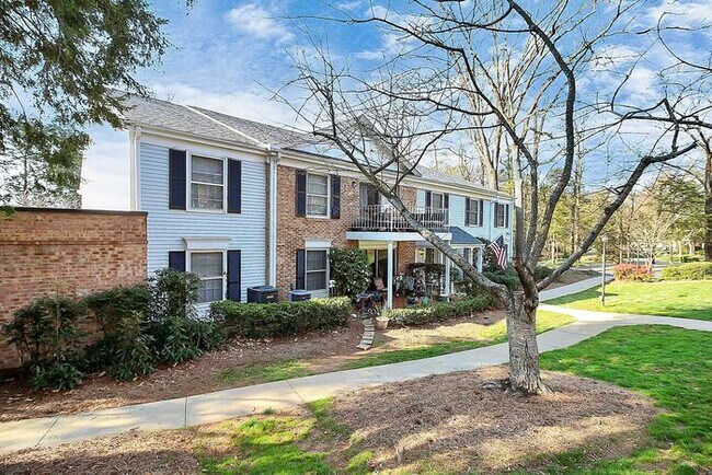 Foto del edificio - Spacious 2BR/2BA Condo in Prime South Charlotte Location!
