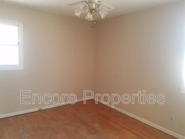 Building Photo - 2106 Wintergreen Pl