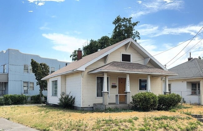 Building Photo - MOVE IN SPECIAL!