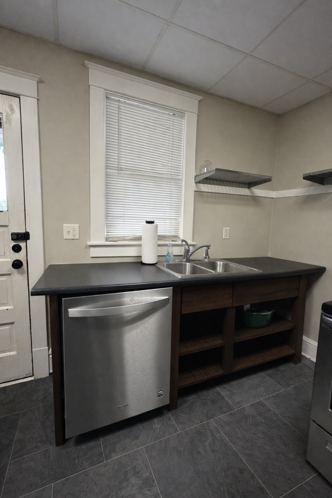 Building Photo - 3 bed 1 bath near UWEC!