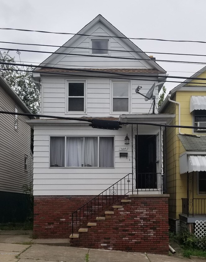 Foto principal - 664 N Washington St
