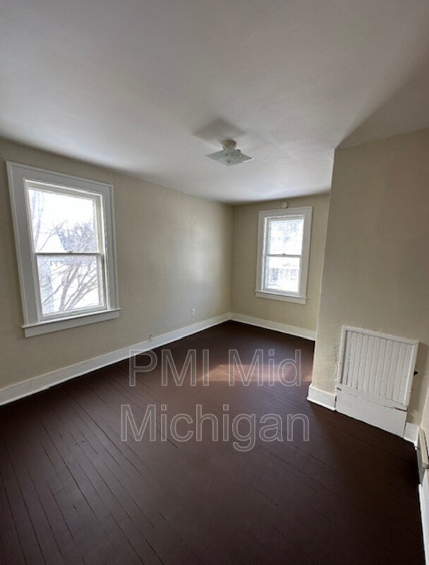 Foto del edificio - 820 E 3rd St
