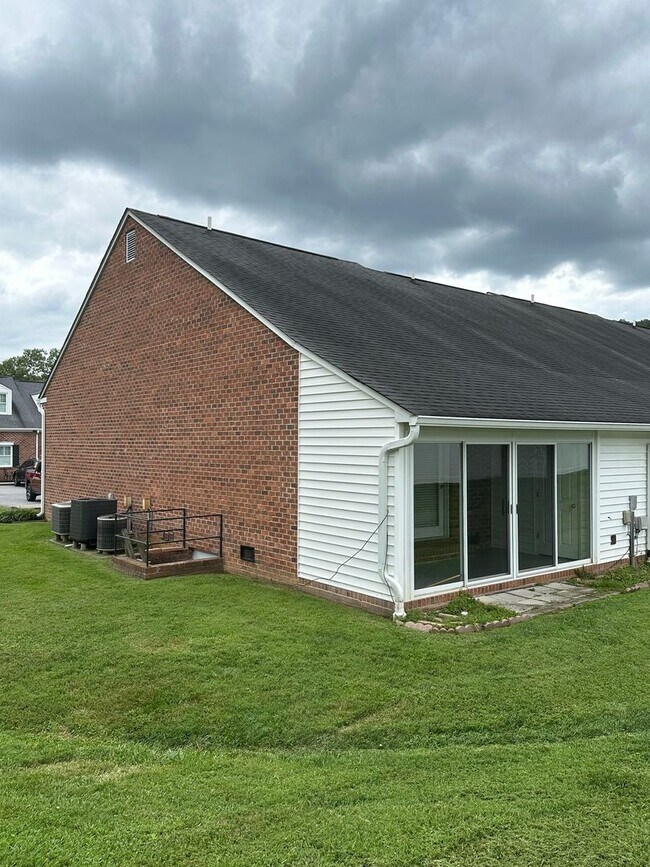 Foto del edificio - 2 Bedroom / 2 Bath Brick Condo - Bristol, TN