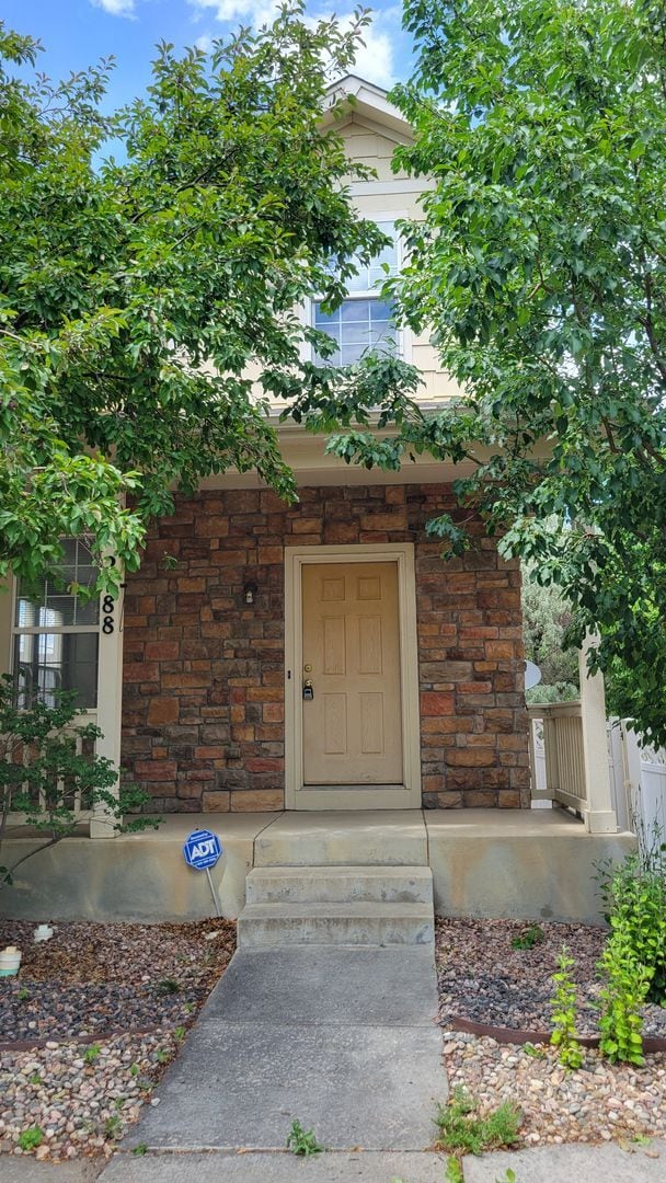 Building Photo - Single Family 3 Bed, 2.5 Bath Home - Avail...