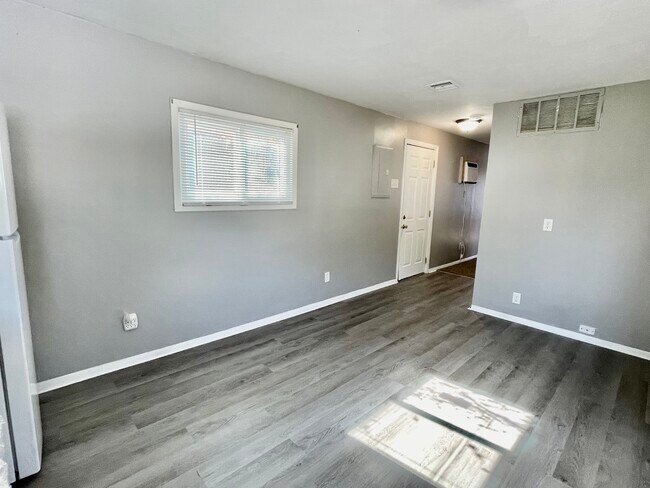 Building Photo - 417 White Ave