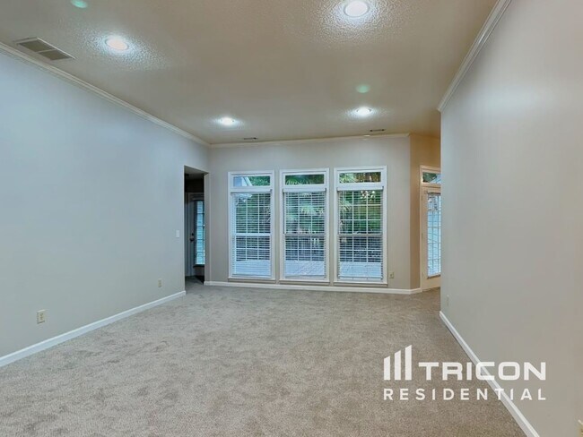 Foto del edificio - 190 Longwood Dr
