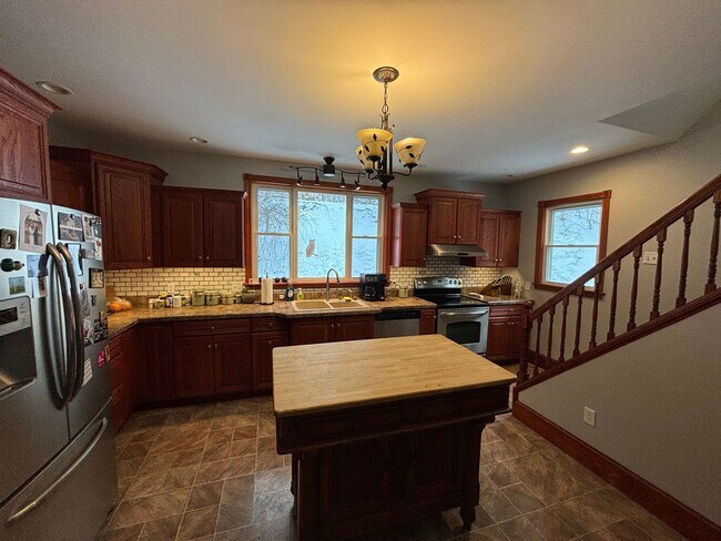 Building Photo - **Reduced Rate** Beautiful Single Family H...