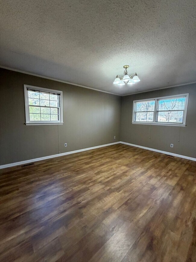 Building Photo - 1,640 Sq Ft | 4 Bed | 2 Bath