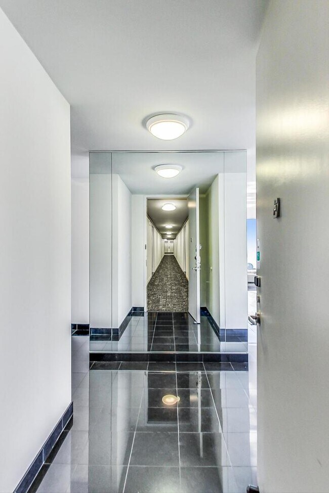Building Photo - 505 S Shore Dr