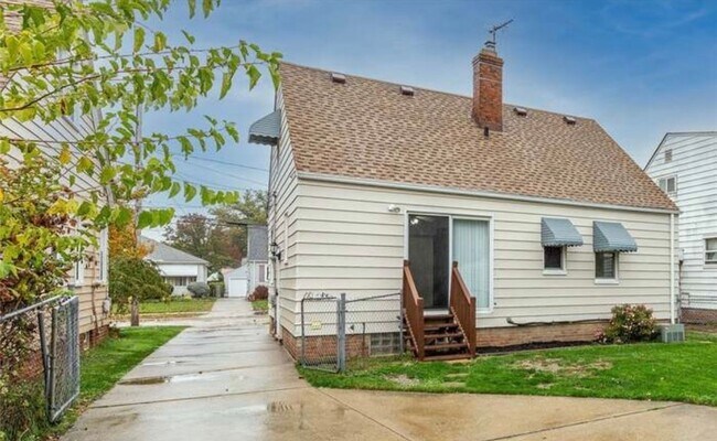 Foto del edificio - Beautiful spacious cape code move in ready!