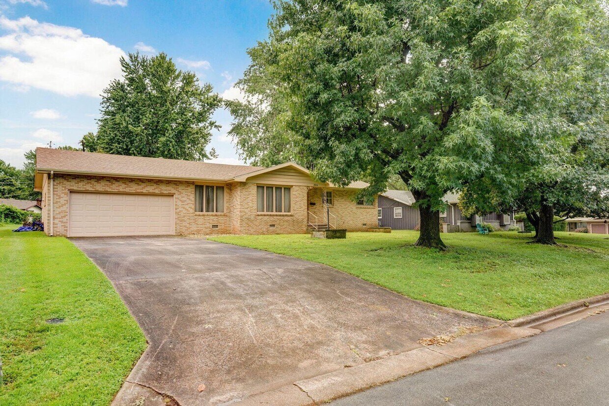 Foto principal - Beautiful All Brick home located next to G...