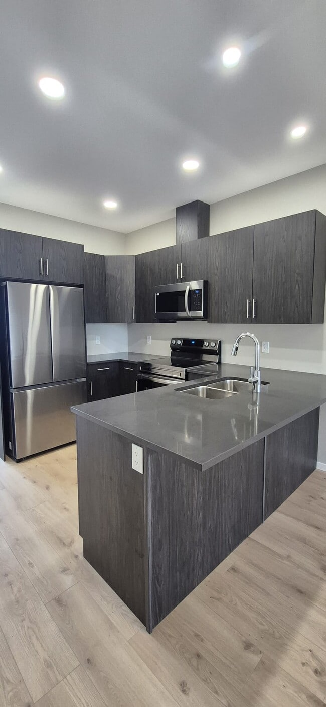 Building Photo - 1365 Devonshire Dr W