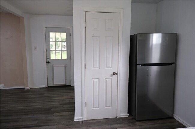 Building Photo - Enjoy peaceful country living just minutes from Elgin!
