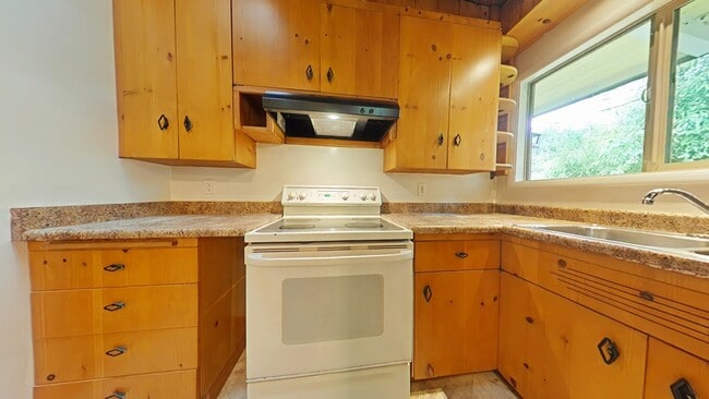 Building Photo - 3 Bedroom House ~ Close to Campus