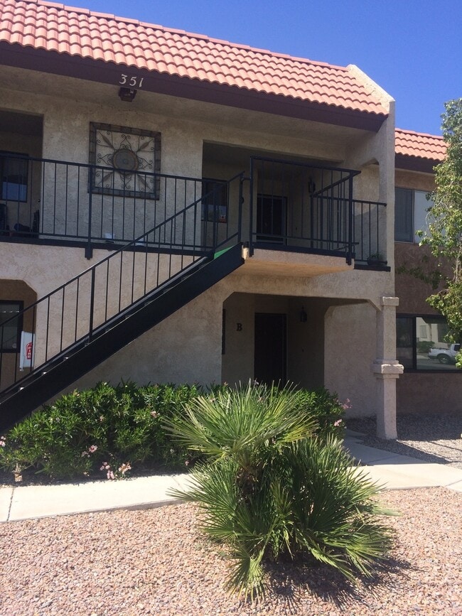 Building Photo - QUAINT, CUTE, 2BR CONDO; Covered Parking; ...