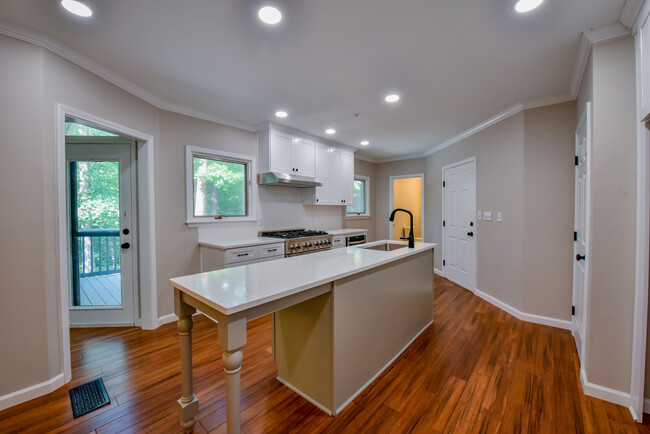 Building Photo - 8409 Essex Cir NE