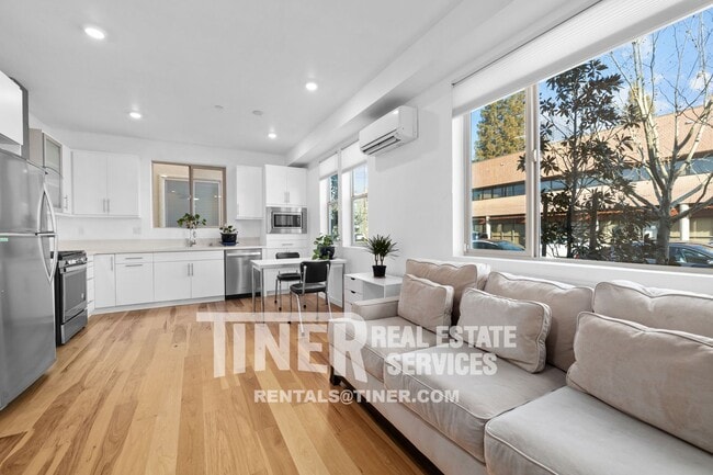 Building Photo - Pristine Condo with Rooftop Deck Located i...