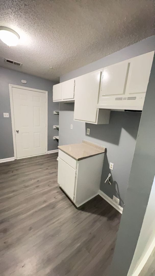 Building Photo - Beautifully update 5 bedroom 2 bath home - Open To Section 8