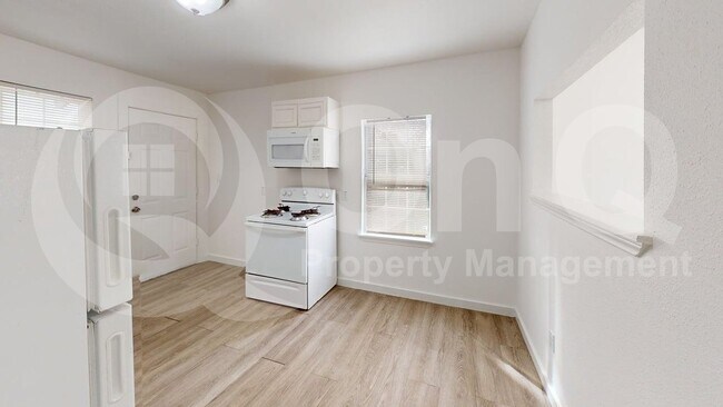 Foto del edificio - 2223 J B Jackson Jr Blvd