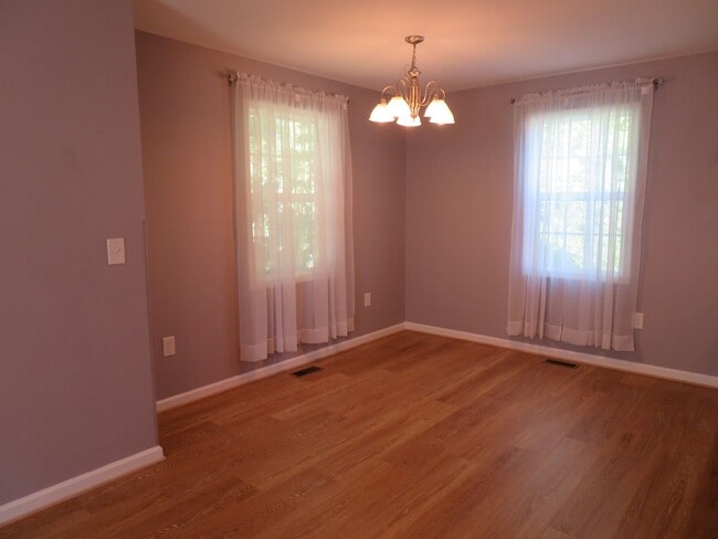 Building Photo - Spacious Home in West Point