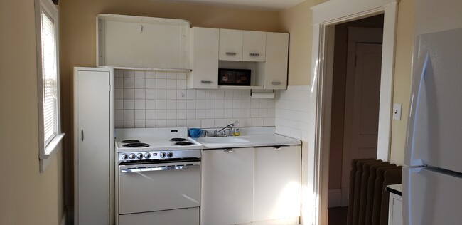 Kitchen - 338 Melrose St