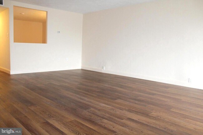 Building Photo - 1421 Forest Ln