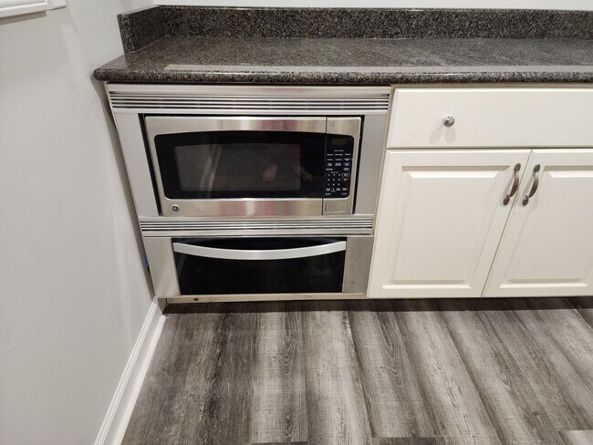 Foto del edificio - 4 Bed / 3 bath Downtown Jonesboro
