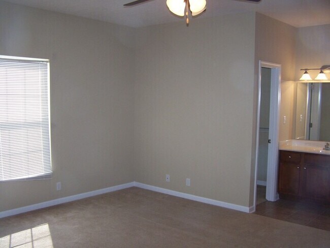 Foto del edificio - 2 bed, 2 bath, 2 car garage ranch style townhouse in N. Knoxville w/ fenced yard