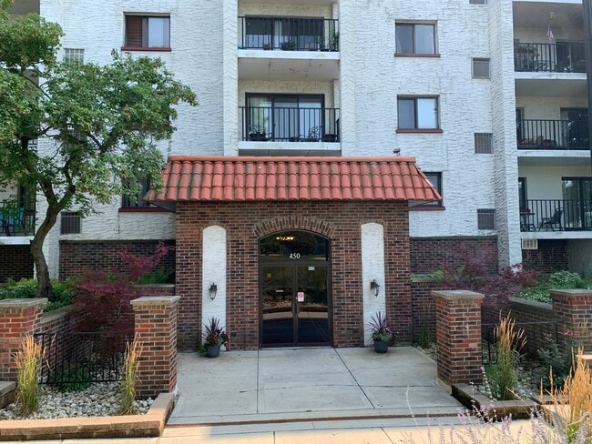 Foto del edificio - 450 Plum Creek Dr