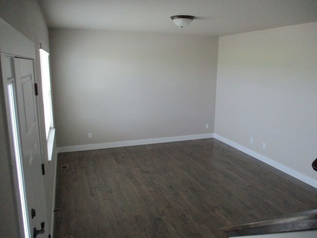 Building Photo - Beautiful, Dog Friendly - 3 Bedroom, 2.5 B...