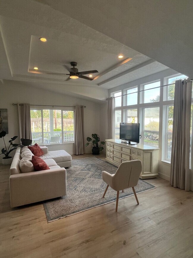 Building Photo - Single Level 3 Bedroom 2 Bathroom Home loc...