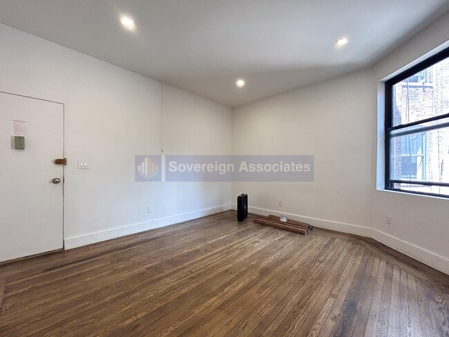 Building Photo - 45 Tiemann Pl
