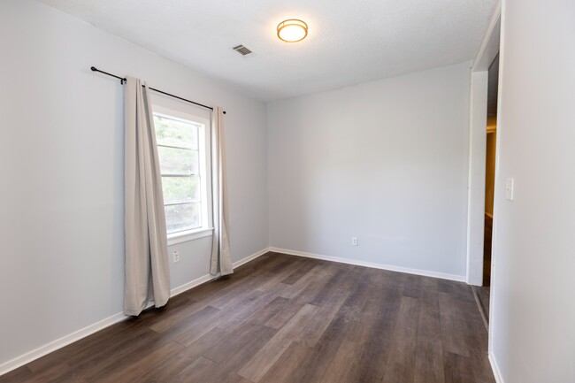 Building Photo - 993 Oakview St