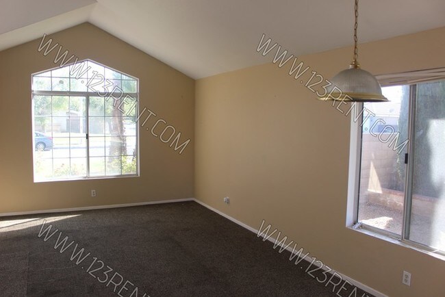 Foto del edificio - POOL HOME in East Lancaster 4 BD/ 3BTH