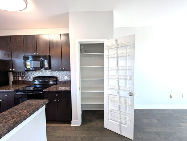 Building Photo - Beautiful, 3 bed, 2 bath Townhome Located ...