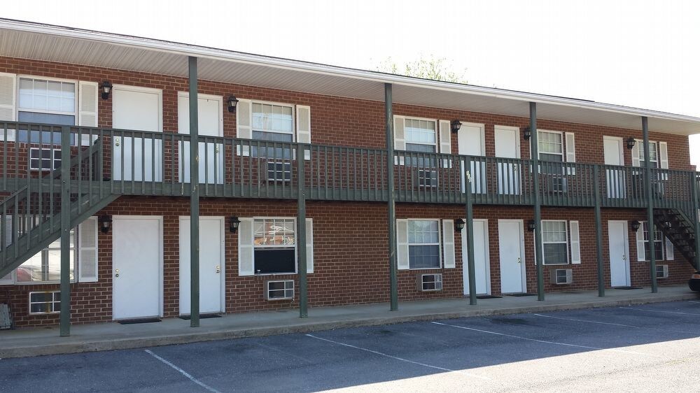 110 Lucas Ln Unit 5, Elkton, VA 22827 Room for Rent in Elkton, VA